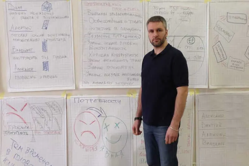 Денис Булгин объясняет инструмент методики участникам тренинга