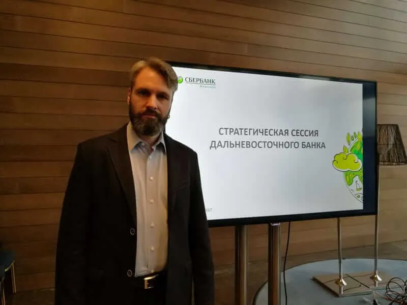 Участники тренинга разбирают рабочий кейс в малой группе