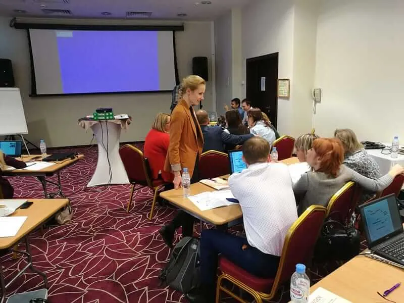 Разбор задачи у флипчарта на очном тренинге Дениса Булгина