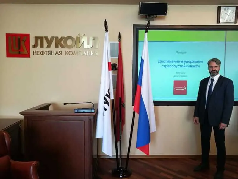 Денис Булгин отвечает на вопросы участников тренинга