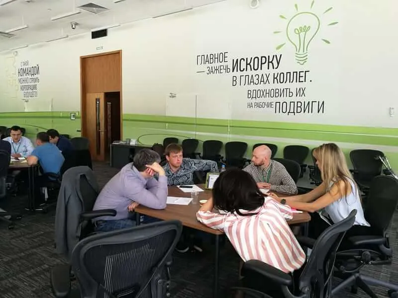 Работа с раздаточными материалами тренинга в аудитории