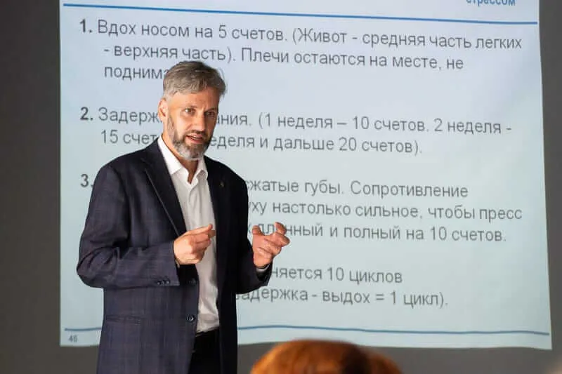 Участники тренинга разбирают рабочий кейс в малой группе