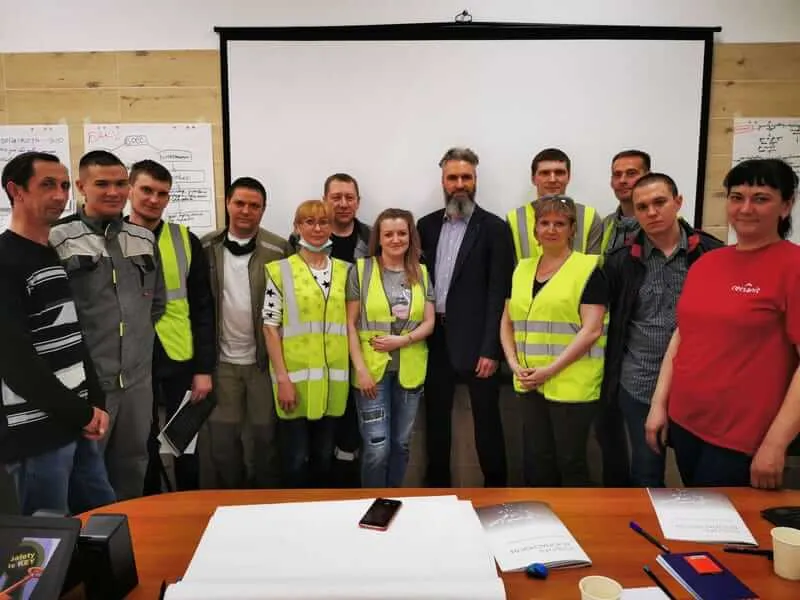 Участники тренинга за работой над проектом улучшений