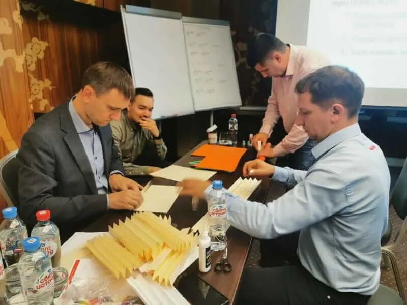 Денис Булгин отвечает на вопросы участников тренинга