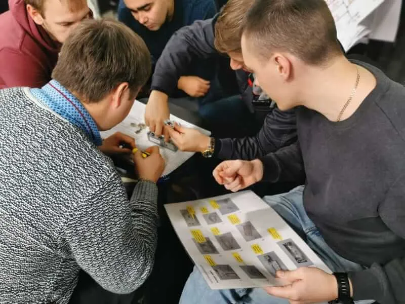 Денис Булгин ведёт корпоративный тренинг для группы участников
