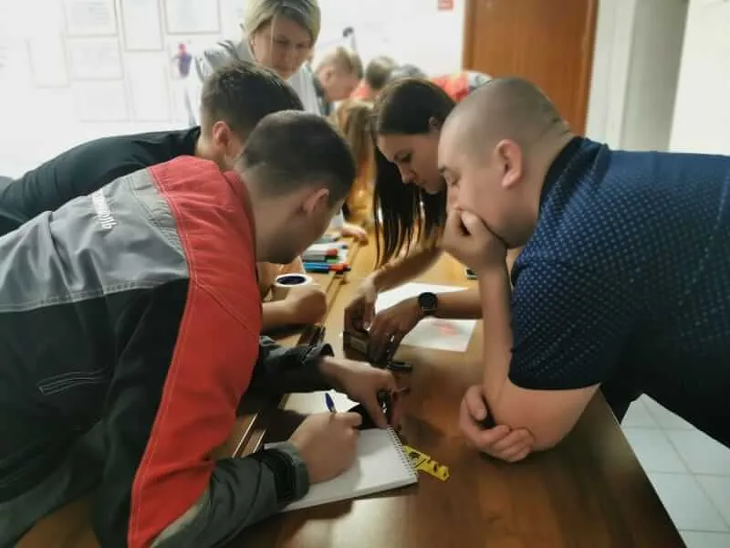 Групповая работа участников корпоративного тренинга