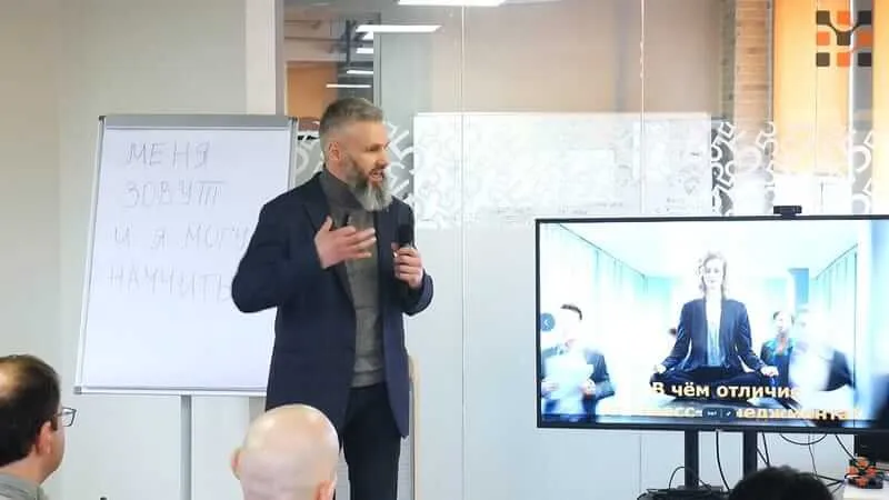 Денис Булгин объясняет инструмент методики участникам тренинга