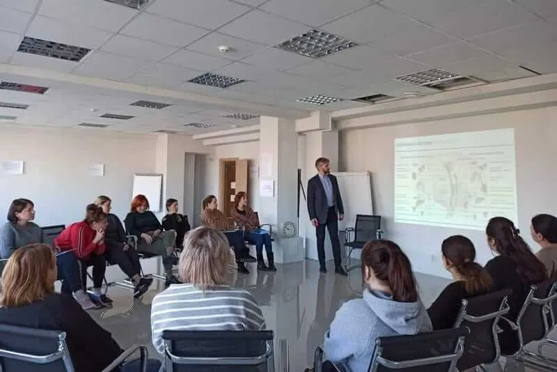 Участники тренинга за работой над проектом улучшений